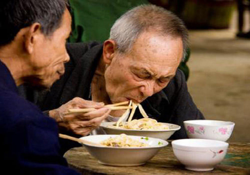 국수 먹는 사람들