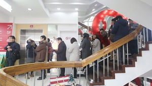 [현장 포토] "9만 원대 샤오미 폰 사자"&hellip;다이소 자판기 앞 '북새통'
