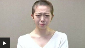 [포토] '연애금지' 어겼다고&hellip;日 걸그룹 눈물의 삭발 사과