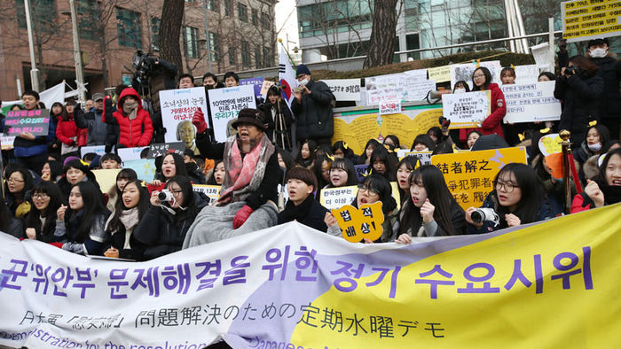 메인이미지  6 : 27일 오후 서울 종로구 주한일본대사관 앞에서 '일본군 위안부 문제 해결을 위한 정기 수요시위'가 열리고 있다. 