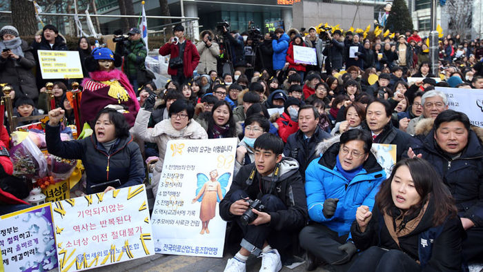 메인이미지  4 : 27일 오후 서울 종로구 주한일본대사관 앞에서 '일본군 위안부 문제 해결을 위한 정기 수요시위'가 열리고 있다. 