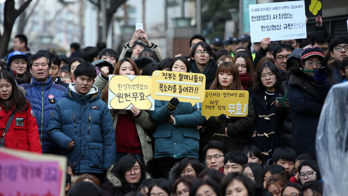 메인이미지  3 : 27일 오후 서울 종로구 주한일본대사관 앞에서 '일본군 위안부 문제 해결을 위한 정기 수요시위'가 열리고 있다. 
