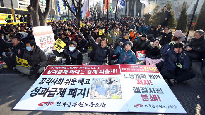 메인이미지  3 : 27일 오후 서울 세종로 소공원에서 민주노총 '노동개악 저지 결의대회'가 열리고 있다.