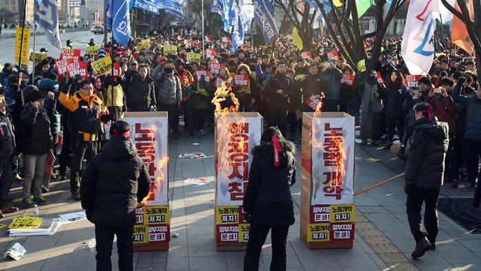 메인이미지  1 : 27일 오후 서울 세종로 소공원에서 민주노총 '노동개악 저지 결의대회'가 열리고 있다.