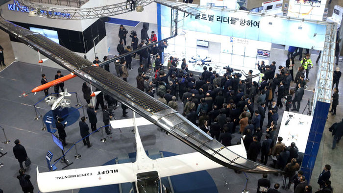 메인이미지  3 : 아시아 최대 드론 축제인 '2016 드론쇼 코리아' 가 28일 부산 벡스코에서 화려한 막을 올렸다. 한국항공우주연구원이 대기가 희박한 고도 14㎞의 성층권 비행에 성공한 고고도 태양광 무인기를 전시하고 있다.(부산=연합뉴스)