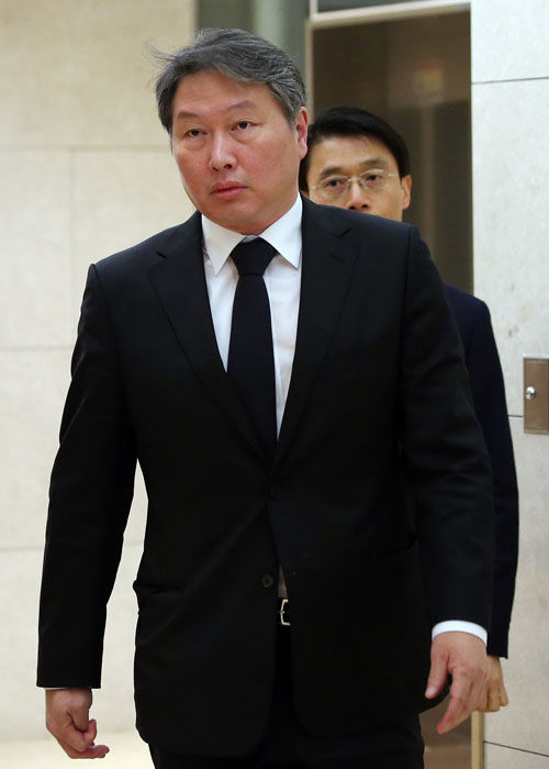 메인이미지  5 : 최태원 SK그룹 회장이 29일 오전 서울 일원동 삼성병원에 마련된 고 최종건 SK그룹 창업주 부인 노순애 여사 빈소로 향하고 있다.  (서울=연합뉴스)