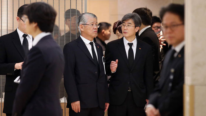 메인이미지  4 : 최신원 SKC 회장이 29일 오전 서울 일원동 삼성병원에 마련된 모친 노순애 여사 빈소를 지키고 있다. (서울=연합뉴스)