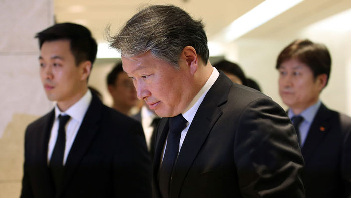 메인이미지  3 : 최태원 SK그룹 회장이 29일 오전 서울 일원동 삼성병원에 마련된 고 최종건 SK그룹 창업주 부인 노순애 여사 빈소로 향하고 있다.  (서울=연합뉴스)