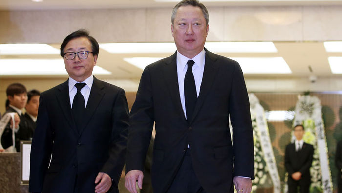 메인이미지  2 : 박용만 대한상의 회장이 29일 오전 서울 일원동 삼성병원에 마련된 고 최종건 SK그룹 창업주 부인 노순애 여사 빈소에 조문을 마치고 걸어나오고 있다. (서울=연합뉴스)