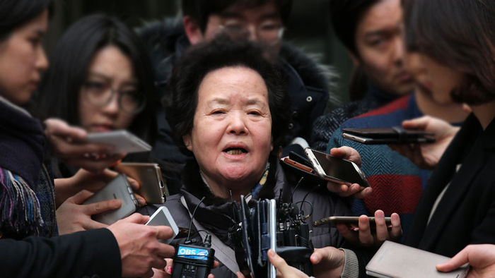 조중필씨의 어머니 이복수씨가 29일 오후 서울중앙지법에서 열린 아더 존 패터슨(미국)의 1심 공판을 지켜본뒤 법원 앞에서 기자들의 질문에 답하고 있다