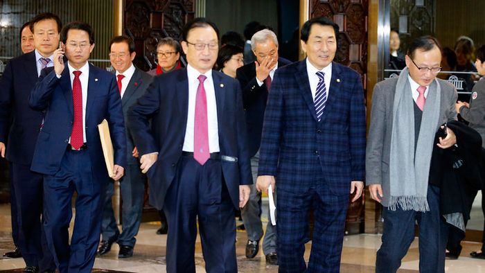 메인이미지  7 : 새누리당 의원들이 29일 오후 더불어민주당의 본 회의 불참으로 기업 활력법(원샷법) 처리가 무산된 직후 국회에서 열린 의원총회를 마친 뒤 빠져 나가고 있다.