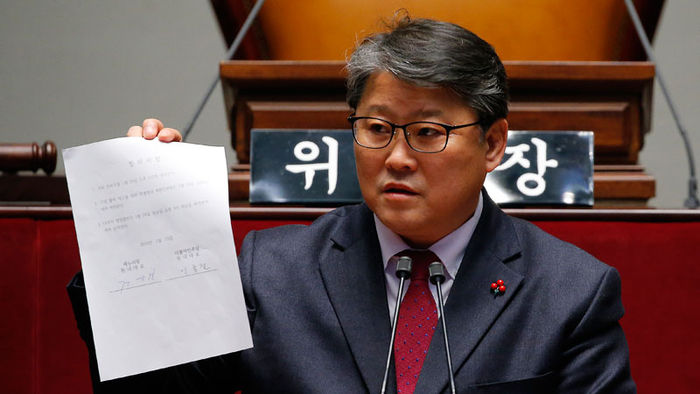 메인이미지  6 : 새누리당 조원진 원내수석부대표가 29일 오후 더불어민주당의 본 회의 불참으로 기업 활력법(원샷법) 처리가 무산된 직후 국회에서 열린 의원총회에서 여야가 지난 23일 합의한 합의서 원본을 공개하고 있다.