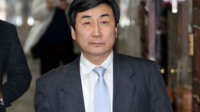 메인이미지  4 : 더불어민주당 이종걸 원내대표가 29일 밤 국회에서 의원총회를 마친 뒤 기자들의 질문에 답하고 있다.