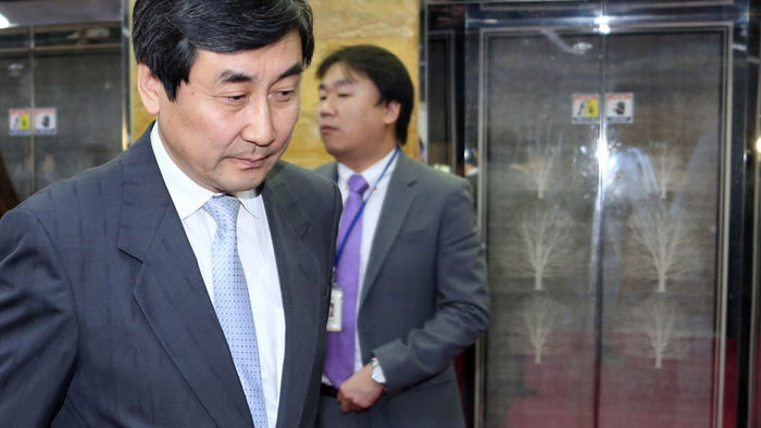 메인이미지  1 : 더불어민주당 이종걸 원내대표가 29일 밤 국회에서 의원총회를 마친 뒤 피곤한 표정으로 나오고 있다.