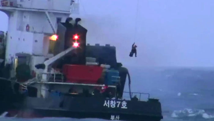 메인이미지  3 : 29일 오후 울산시 동구 울기등대 동쪽 2㎞ 해상에서 420t급 예인선(승선원 12명)이 기관실 침수 때문에 표류하고 있다. 울산해양경비안전서는 헬기 2대, 경비함정 5척, 122구조대 등을 동원해 약 2시간만에 배에 고립된 선원 전원을 구조했다.