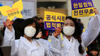 섬네일이미지  1:한일 일본군 '위안부' 합의 무효 전국행동에 참여한 학생들이 30일 오후 서울 태평로 서울광장에서 열린 '한일합의 무효선언 전국행동의 날' 행사에서 손팻말을 들고 있다.