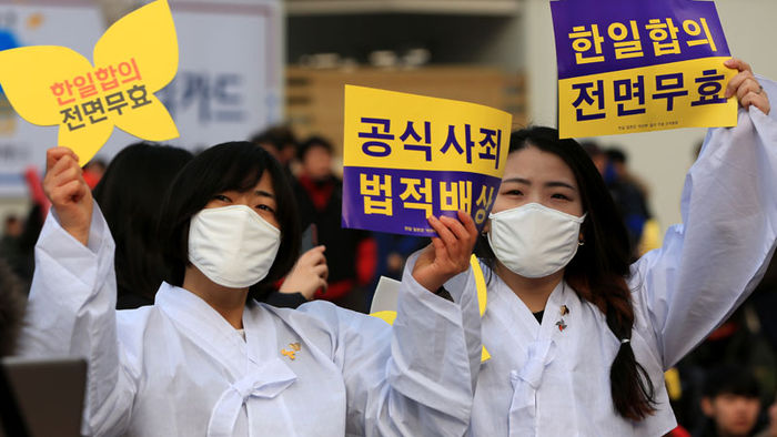 메인이미지  1 : 한일 일본군 '위안부' 합의 무효 전국행동에 참여한 학생들이 30일 오후 서울 태평로 서울광장에서 열린 '한일합의 무효선언 전국행동의 날' 행사에서 손팻말을 들고 있다.