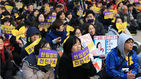 섬네일이미지  2:한일 일본군 '위안부' 합의 무효 전국행동에 참여한 시민사회단체 회원들이 30일 오후 서울 태평로 서울광장에서 열린 '한일합의 무효선언 전국행동의 날' 행사에서 손팻말을 들고 있다.