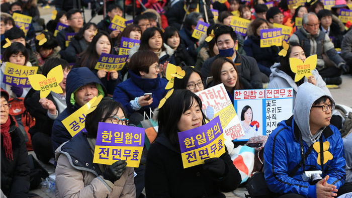 메인이미지  2 : 한일 일본군 '위안부' 합의 무효 전국행동에 참여한 시민사회단체 회원들이 30일 오후 서울 태평로 서울광장에서 열린 '한일합의 무효선언 전국행동의 날' 행사에서 손팻말을 들고 있다.