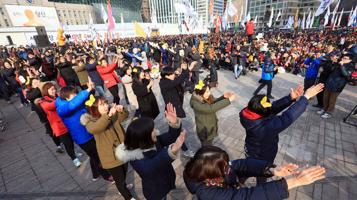 메인이미지  3 : 한일 일본군 '위안부' 합의 무효 전국행동에 참여한 대학생들이 30일 오후 서울 태평로 서울광장에서 열린 '한일합의 무효선언 전국행동의 날' 행사에서 '바위처럼' 몸짓 공연을 펼치고 있다.