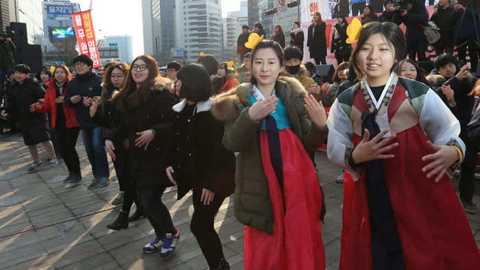메인이미지  4 : 한일 일본군 '위안부' 합의 무효 전국행동에 참여한 대학생들이 30일 오후 서울 태평로 서울광장에서 열린 '한일합의 무효선언 전국행동의 날' 행사에서 '바위처럼' 몸짓 공연을 펼치고 있다.