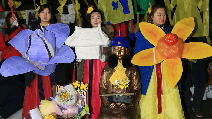 메인이미지  9 : 30일 오후 서울 중학동 주한일본대사관 앞 소녀상에서 열린 한일 '위안부 합의’무효 요구 5차 토요시위에서 이날 '한일합의 무효선언 전국행동의 날' 행진에 참가한 학생들이 꽃모양의 조형물 등을 들고 소녀상 옆에 자리하고 있다.