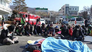 청주 노인병원 노조위원장 고용승계 요구 분신 시도