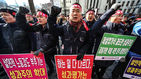 섬네일이미지  3:전국금융산업노동조합 상임간부 등 조합원들이 2일 오후 서울 중구 금융위원회 앞에서 열린 금융위 성과주의 확산규탄 전체간부 결의대회에서 구호를 외치고 있다. 이날 참가자들은 &ldquo;금융권의 경쟁과 혁신을 빌미로 한 정부의 성과문화 확산정책을 반대한다"며 "성과연봉제 강화와 연공급제 폐지 등 노사합의 없는 불법적 노사개입 분쇄를 위해 총력 투쟁하겠다&rdquo;고 밝혔다.