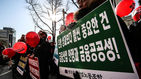 섬네일이미지  1:전국금융산업노동조합 상임간부 등 조합원들이 2일 오후 서울 중구 금융위원회 앞에서 열린 금융위 성과주의 확산규탄 전체간부 결의대회에서 구호를 외치고 있다. 이날 참가자들은 &ldquo;금융권의 경쟁과 혁신을 빌미로 한 정부의 성과문화 확산정책을 반대한다"며 "성과연봉제 강화와 연공급제 폐지 등 노사합의 없는 불법적 노사개입 분쇄를 위해 총력 투쟁하겠다&rdquo;고 밝혔다.