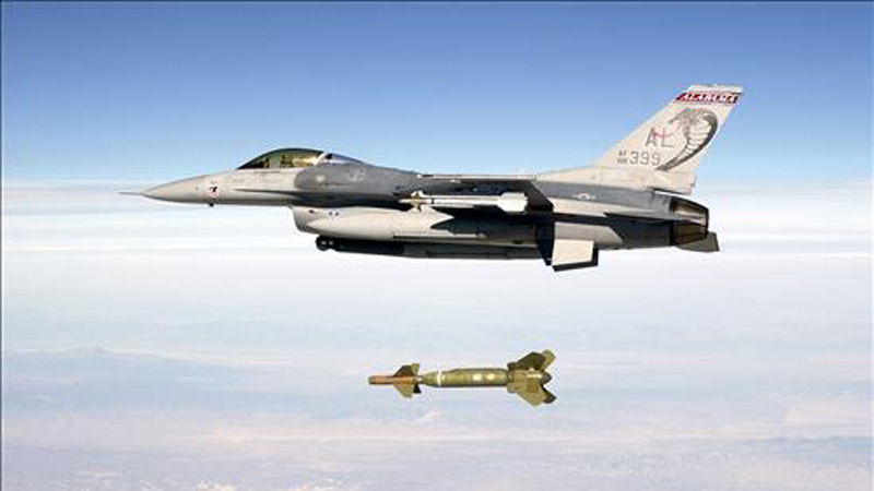 미 공군 F-16 전투기에서 발사되는 정밀유도폭탄 (사진=위키피디아)