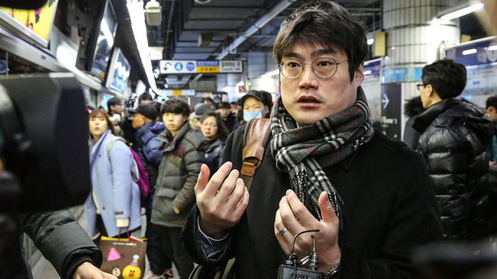 메인이미지  2 : 3일 오전 스크린도어와 지하철 사이에 80대 여성이 끼어 숨진 사고가 발생한 서울 지하철 1호선 서울역 승강장에서 목격자 하상재 씨가 사고 당시 상황을 취재진에게 설명하고 있다.(서울=연합뉴스)