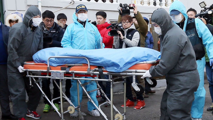 메인이미지  3 : 3일 오전 경기도 부천시의 한 주택에서 경찰들이 사망한 지 1년가량 된 백골 상태의 여중생 시신을 옮기고 있다. 부천 소사경찰서는 이날 폭행치사 혐의로 여중생의 아버지인 목사 A(47)씨와 계모 B(40)씨를 긴급체포했다.