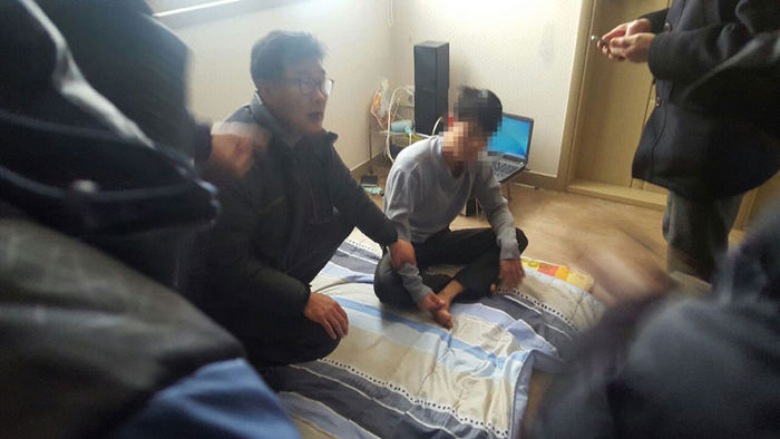 메인이미지  2 : 인천국제공항을 통해 밀입국한 베트남인 A(25&middot;가운데)씨가 3일 오후 대구시 달성군 현풍면 지인 집에서 경찰과 출입국관리사무소 직원에게 검거됐다. 인천국제공항을 통해 밀입국한 베트남인 A(25&middot;가운데)씨가 3일 오후 대구시 달성군 현풍면 지인 집에서 경찰과 출입국관리사무소 직원에게 검거됐다. (대구=연합뉴스)