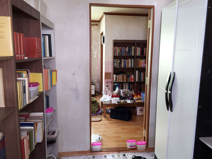 메인이미지  5 : 경기도 부천에서 사망한 지 1년가량 된 백골 상태의 여중생 시신이 발견됐다. 경찰은 이 여중생의 아버지인 40대 목사가 딸을 때려 숨지게 한 뒤 1년간 시신을 방치한 것으로 보고 있다. 부천 소사경찰서는 3일 폭행치사 혐의로 여중생의 아버지인 목사 A(47)씨와 계모 B(40)씨를 긴급체포했다. 사진은 시신이 발견된 주택 내 방향제 모습. 