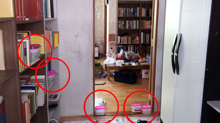 메인이미지  1 : 경기도 부천에서 사망한 지 1년가량 된 백골 상태의 여중생 시신이 발견됐다. 경찰은 이 여중생의 아버지인 40대 목사가 딸을 때려 숨지게 한 뒤 1년간 시신을 방치한 것으로 보고 있다. 부천 소사경찰서는 3일 폭행치사 혐의로 여중생의 아버지인 목사 A(47)씨와 계모 B(40)씨를 긴급체포했다. 사진은 시신이 발견된 주택 내 방향제 모습. 