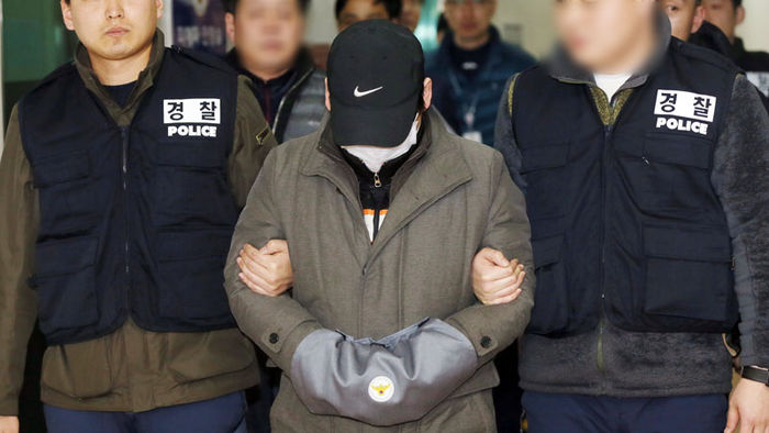메인이미지  2 : 중학생 딸을 때려 숨지게 한 뒤 11개월 가까이 방치한 혐의를 받는 목사 아버지 A(47)씨가 3일 오후 경기도 부천시 소사경찰서에서 유치장으로 이동하고 있다. 