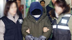 섬네일이미지  3:숨진 중학생 딸을 11개월 가까이 방치한 혐의를 받는 계모 B(40)씨가 3일 오후 경기도 부천시 소사경찰서에서 유치장으로 이동하고 있다.
