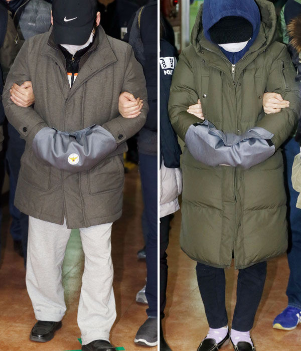 메인이미지  1 : 중학생 딸을 때려 숨지게 한 뒤 11개월 가까이 방치한 혐의를 받는 목사 아버지 A(47&middot;왼쪽)씨와 계모 B(40)씨가 3일 오후 경기도 부천시 소사경찰서에서 유치장으로 이동하고 있다.