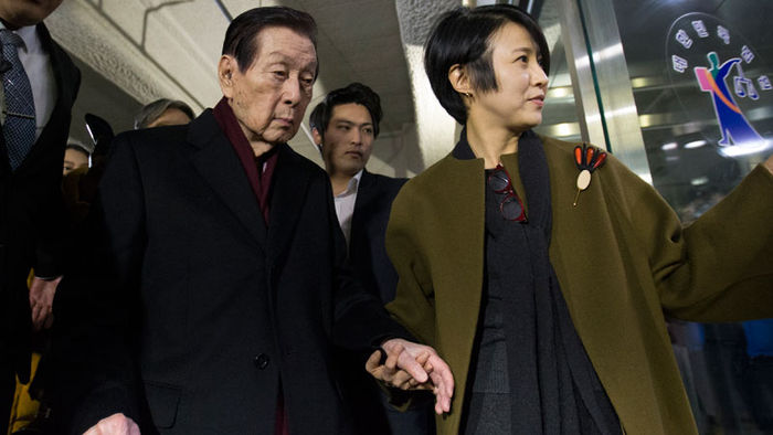 메인이미지  3 : 신격호 롯데그룹 총괄회장이 '성년후견 개시 심판 청구' 첫 심리에 참석하기 위해 3일 오후 서초구 서울가정법원으로 들어서고 있다.