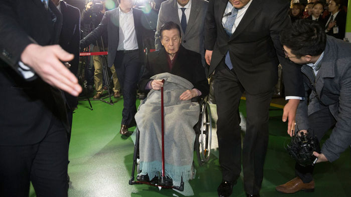 메인이미지  4 : 신격호 롯데그룹 총괄회장이 3일 오후 서초구 서울가정법원에서 열린 '성년후견 개시 심판 청구' 첫 심리에 참석한 후 휠체어를 타고 법원을 나서고 있다. 