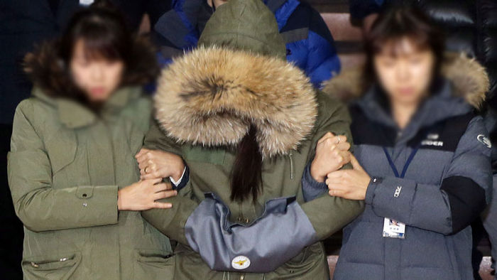 메인이미지  4 : 숨진 중학생 딸을 11개월 가까이 방치한 혐의를 받는 계모 B(40)씨의 여동생 C(39)씨가 4일 오전 경기도 부천시 소사경찰서에서 유치장으로 이동하고 있다. C씨는 피해 여중생을 양육하며 때린 혐의로 전날 긴급체포됐다.