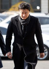 섬네일이미지  3:임우재 삼성전기 상임고문이 4일 오후 항소장을 제출하기 위해 수원지법 성남지원으로 들어서고 있다. (성남=연합뉴스)