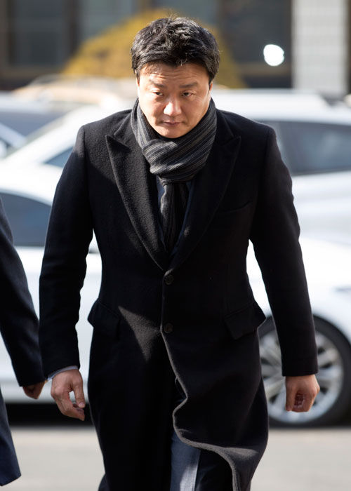메인이미지  3 : 임우재 삼성전기 상임고문이 4일 오후 항소장을 제출하기 위해 수원지법 성남지원으로 들어서고 있다. (성남=연합뉴스)
