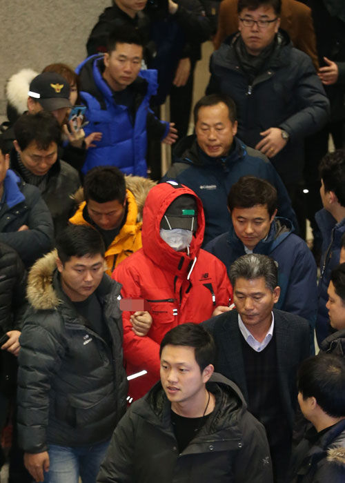 메인이미지  3 :  인천국제공항 화장실에 폭발물 의심 물체와 아랍어로 된 협박성 메모지를 남긴 혐의로 구속영장이 신청된 A씨(빨간색 상의)가 5일 오전 현장검증을 마치고 범행 장소인 인천시 중구 인천국제공항 입국장 남자화장실에서 나오고 있다.(영종도=연합뉴스)