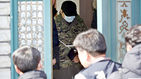 섬네일이미지  3: 중학생 딸을 때려 숨지게 한 뒤 11개월가량 방치한 혐의를 받는 목사 아버지 A(47&middot;왼쪽)씨가 5일 오후 경기도 부천시 한 주택에서 현장검증을 마치고 집을 나서고 있다. (부천=연합)