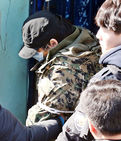 섬네일이미지  2: 중학생 딸을 때려 숨지게 한 뒤 11개월가량 방치한 혐의를 받는 목사 아버지 A(47&middot;왼쪽)씨가 5일 오후 경기도 부천시 한 주택에서 현장검증을 마치고 집을 나서고 있다. (부천=연합)