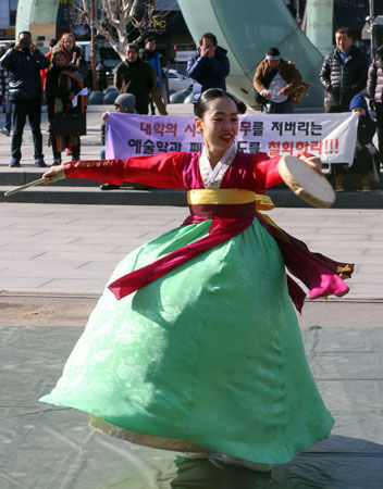 메인이미지  3 : 부산민예총, 부산예총, 부산지역 무용학과 대학생이 5이 부산역 광장에서 최근 일부 대학의 무용학과 폐과 시도에 반대하는 춤 공연을 펼치고 있다. 