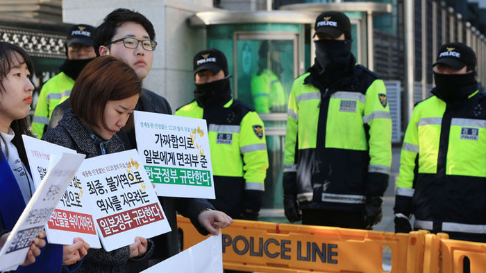 메인이미지  3 :  '한일 일본군 위안부 합의' 무효를 위한 대학생대책위 소속 학생들이 5일 오후 서울 도렴동 외교부 청사 앞에서 기자회견을 갖고 있다.  이들은 지난 4일 외교부가 한일간 위안부 합의 내용에 대해 설명하고 피해자 요구사항 청취를 위한 개별 방문 결과를 발표한 것에 대해 사실이 왜곡됐다고 주장했다.