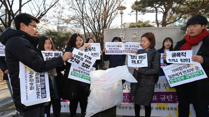 메인이미지  2 :  '한일 일본군 위안부 합의' 무효를 위한 대학생대책위 소속 학생들이 5일 오후 서울 도렴동 외교부 청사 앞에서 기자회견을 갖고 있다.  이들은 지난 4일 외교부가 한일간 위안부 합의 내용에 대해 설명하고 피해자 요구사항 청취를 위한 개별 방문 결과를 발표한 것에 대해 사실이 왜곡됐다고 주장했다.