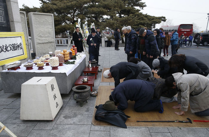 메인이미지  4 : 설날인 8일 경기도 파주시 임진각에서 열린 합동 망향제에서 실향민 가족이 북녘을 향해 절하고 있다.